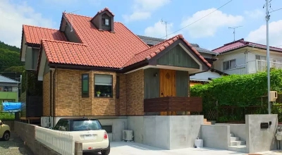 赤銅色の瓦屋根・レンガ調外壁